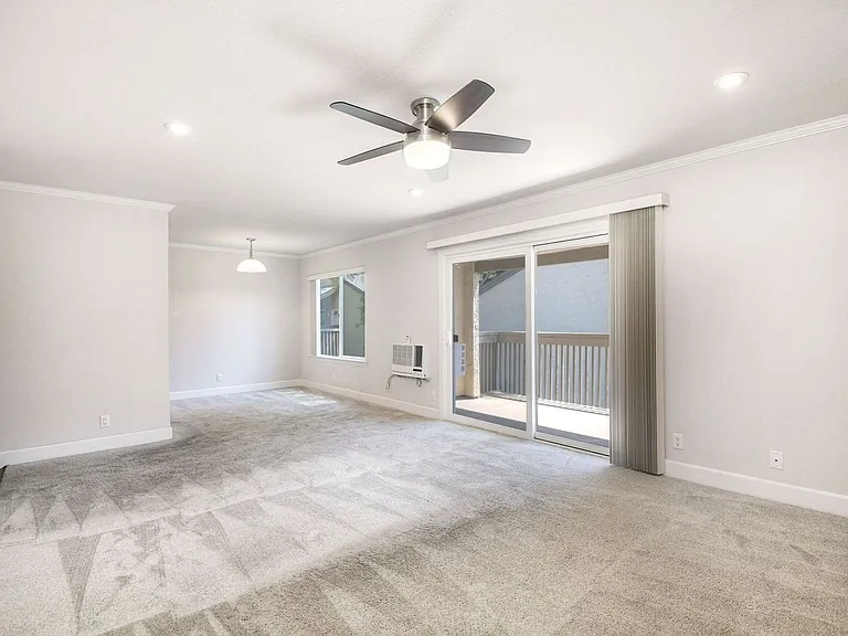 8545 Villa La Jolla Dr #H — Photo 35