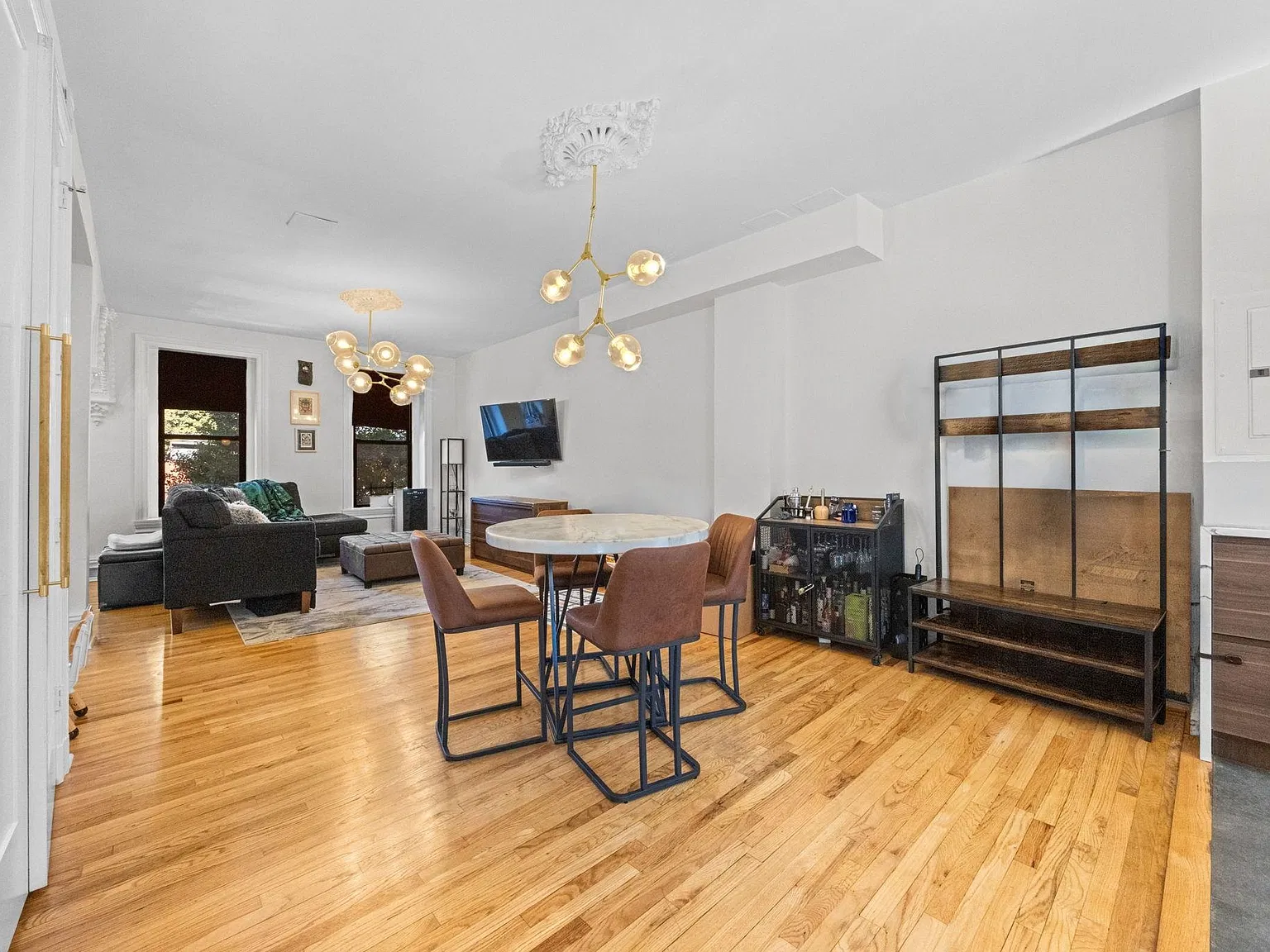 3 bed, 1.0 bath, 1800 sqft, $3,600 — Photo 3