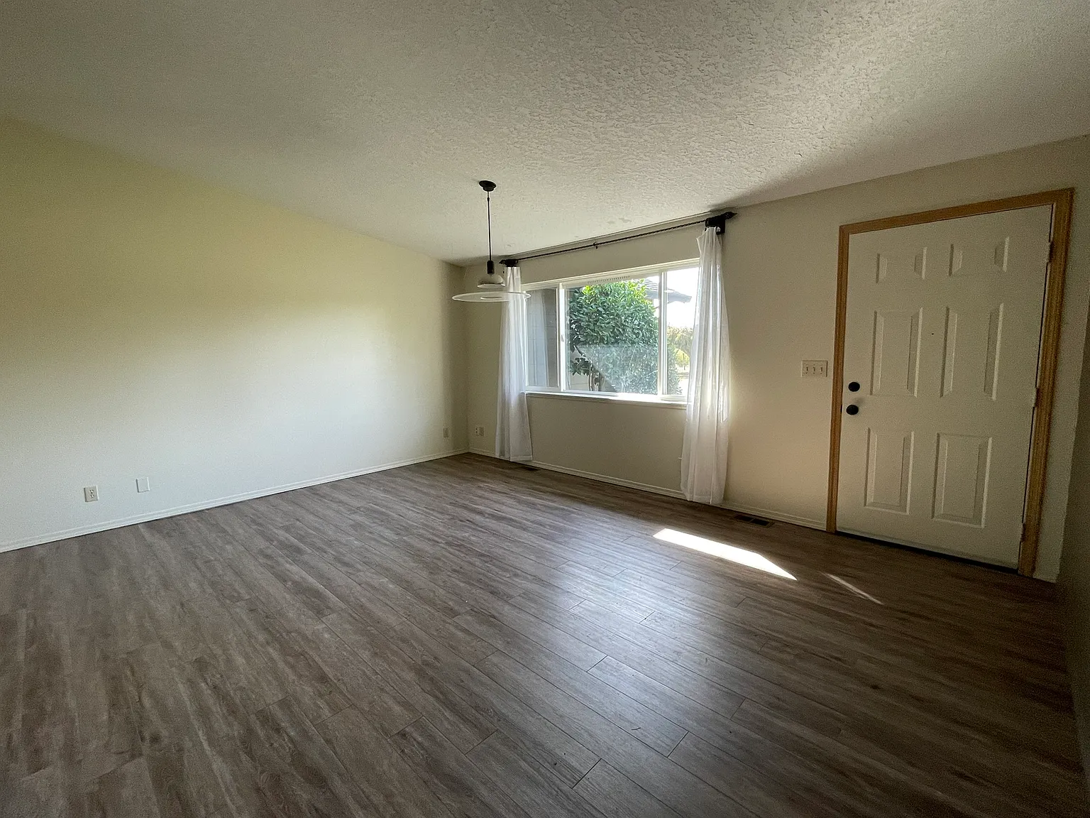 3 bed, 2.5 bath, 1700 sqft, $2,800 — Photo 2