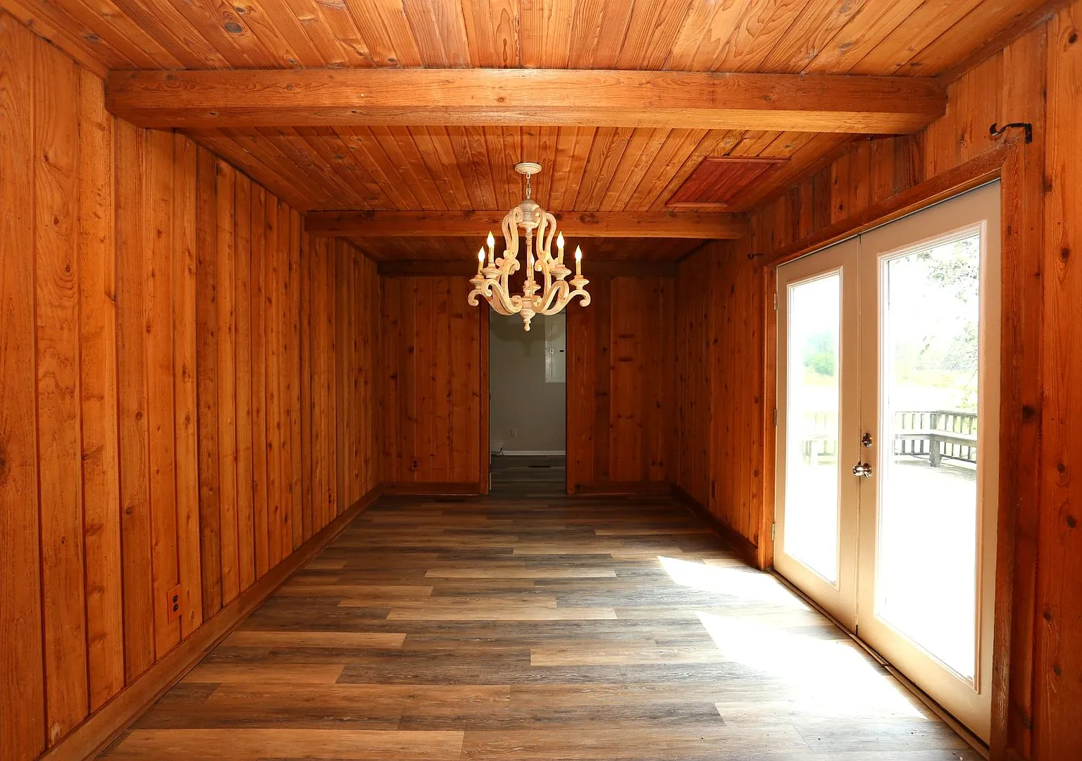 Cozy 3 Bedroom Cabin with Covered Carport — Photo 4