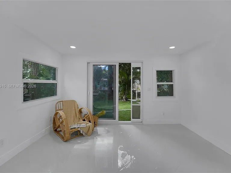 1137 SW 8th Ave — Photo 6