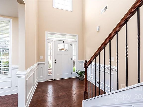 4th image of 301 Poplar St