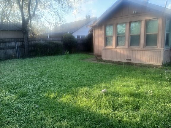 5th image of 818 Winters St