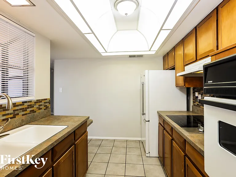 9047 N 36th Dr — Photo 6