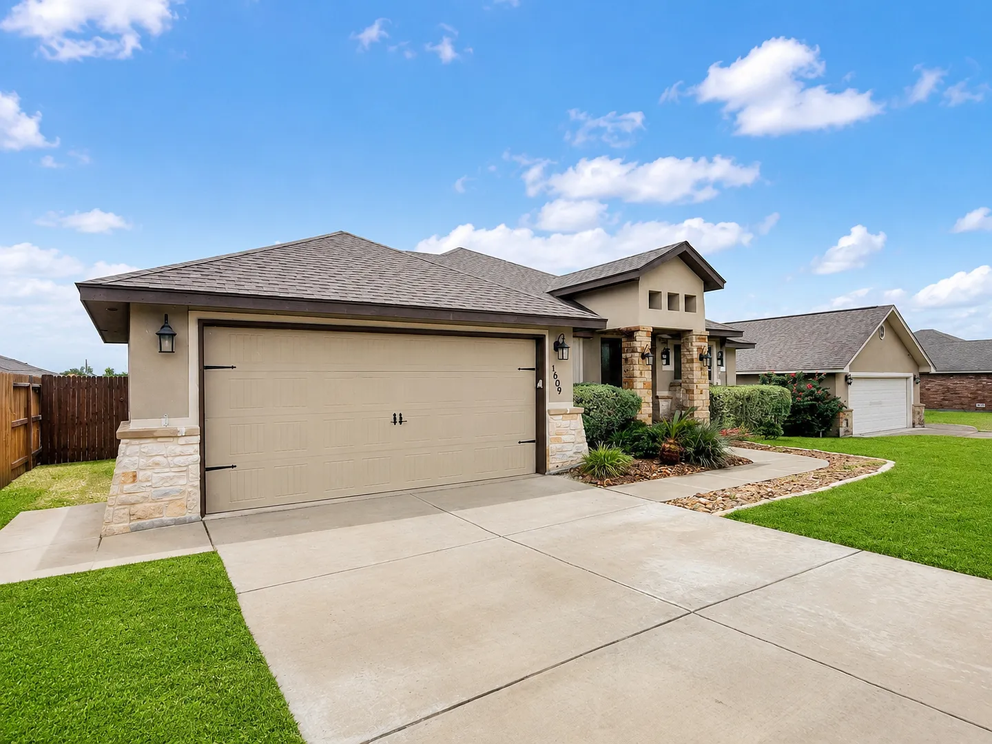 Gorgeous 4 Bedroom Custom Home For Lease W/ Tons Of Upgrades In New Braunfels, Tx — Photo 2