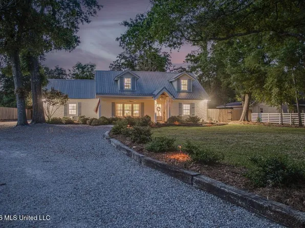 1589 E 2nd St, Pass Christian, MS 39571