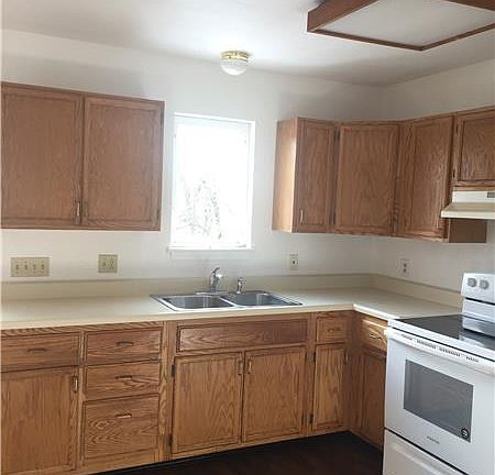 4th image of 916 Poplar St