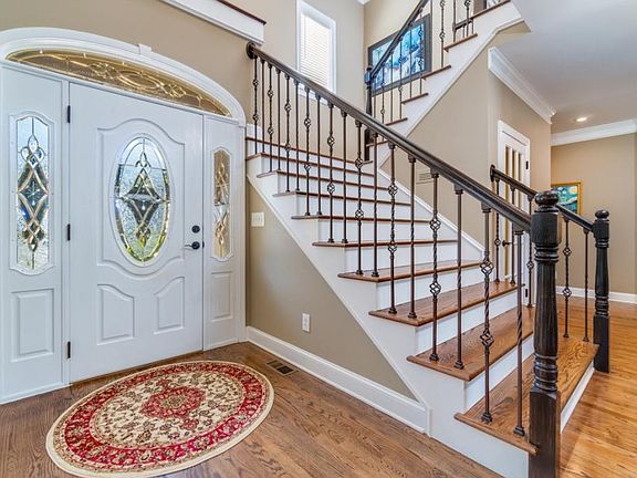 4th image of 102 Lands End Ct
