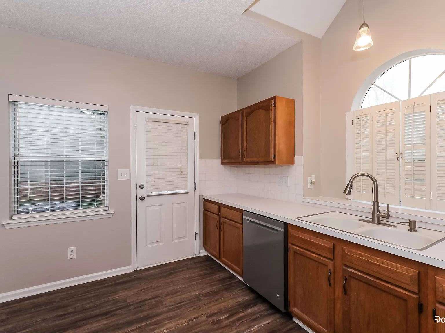 3 bed, 2.0 bath, 1490 sqft, $1,895 — Photo 3