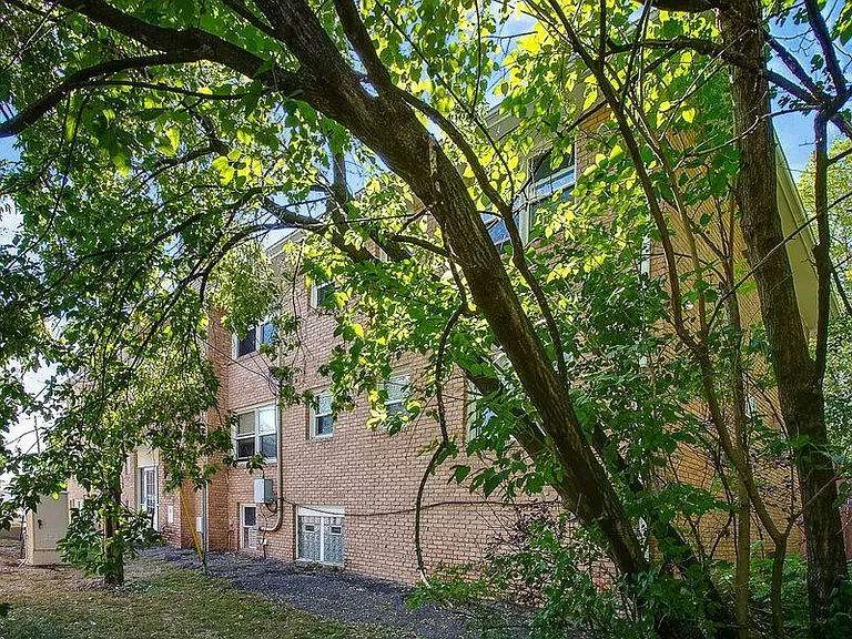 Trailway Apartments — Photo 18