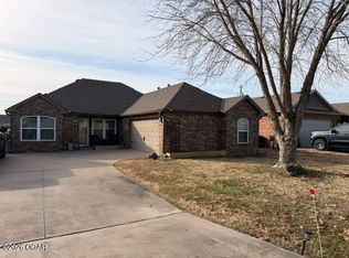 1506 W 11th St, Grove, OK 74344