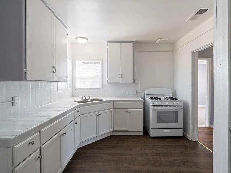 1114 Martin Ave — Photo 9