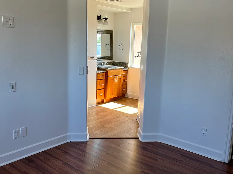 2068 Wallace Ave #B — Photo 15