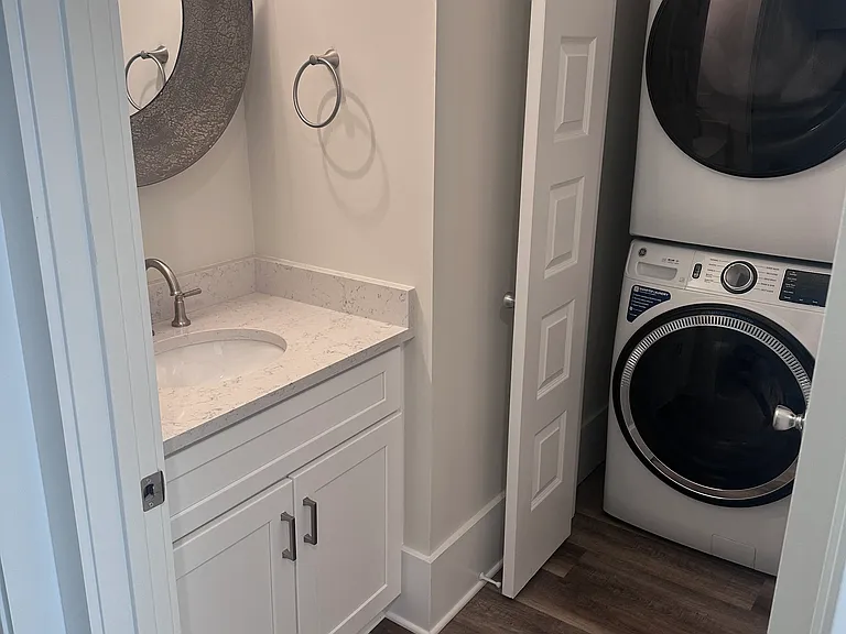 546 Howard Ave — Photo 4
