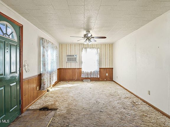 4th image of 205 Main St