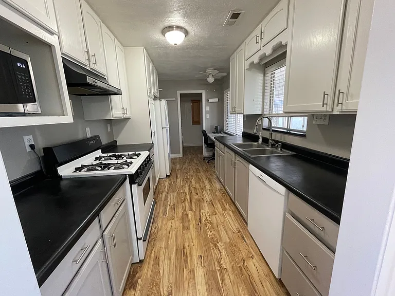 225 W Ctr — Photo 8