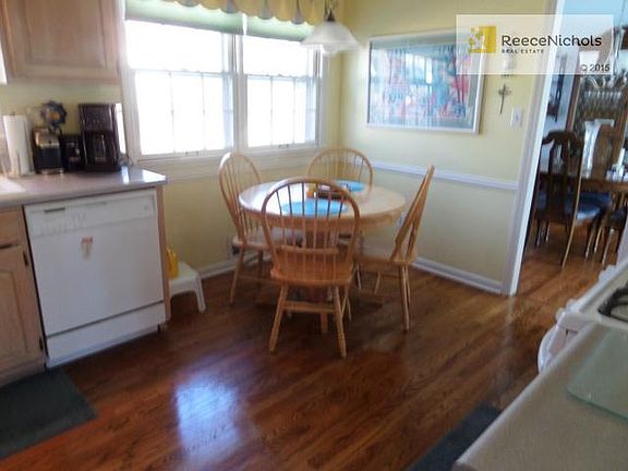 Kitchen & Breakfast-Lunch Area