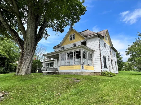 803 N High St, Waterford, PA 16441