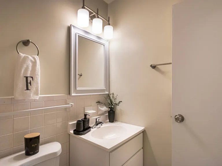 Romaine Court — Photo 8