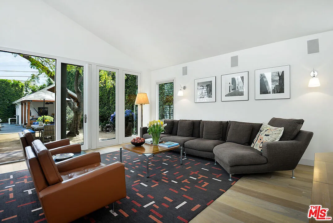 3 bed, 3.5 bath, 2422 sqft, $18,000 — Photo 3