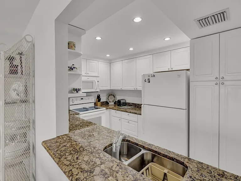 1840 Tarpon Ln #D202 — Photo 12