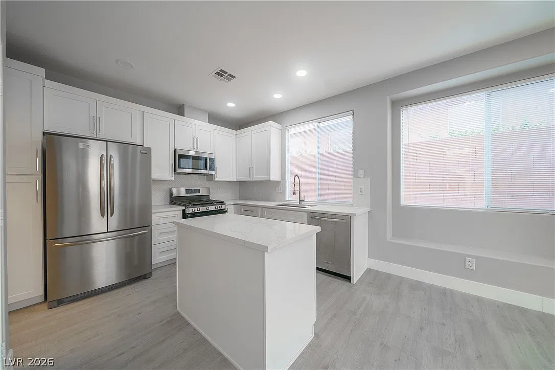 4 bed, 2.5 bath, 2360 sqft, $3,000 — Photo 4