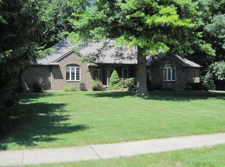 888 Chestnut Ln, Amherst, OH 44001