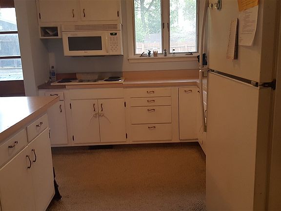 3rd image of 2801 Calumet Ave