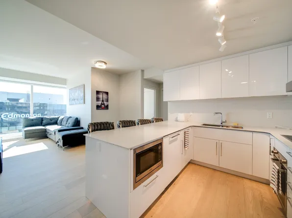 10360 102nd St NW #3505, Edmonton, AB T5J 0K6