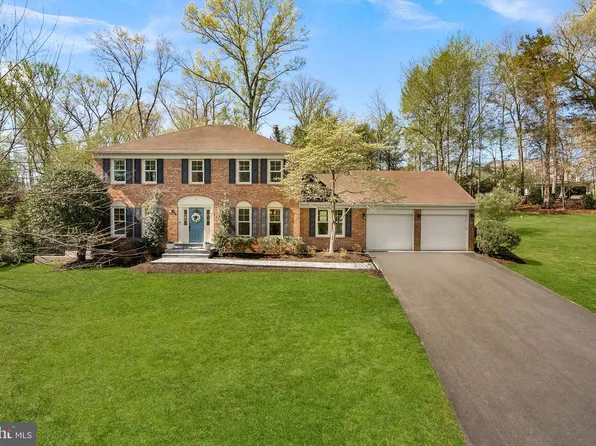 811 Follin Farm Ln, Great Falls, VA 22066