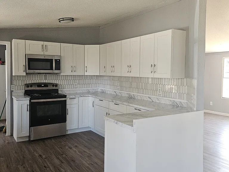 3918 Conley Ln — Photo 2