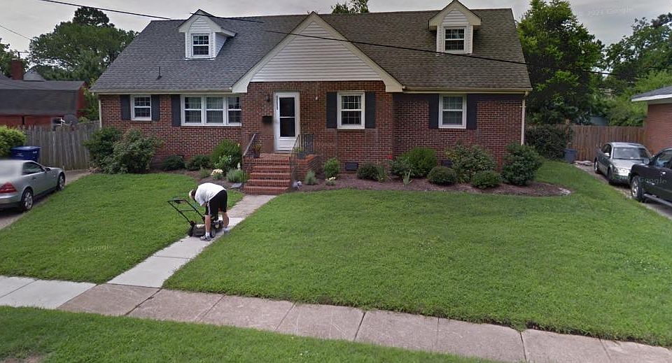 1st image of 1211 Surrey Cres
