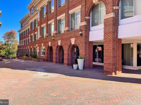 635 Slaters Ln #G-01, Alexandria, VA 22314