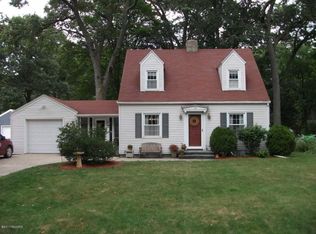 696 Airport Pl, Norton Shores, MI 49441