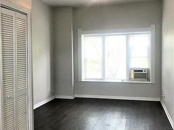 3rd image of 1047 S Oakley Blvd #2