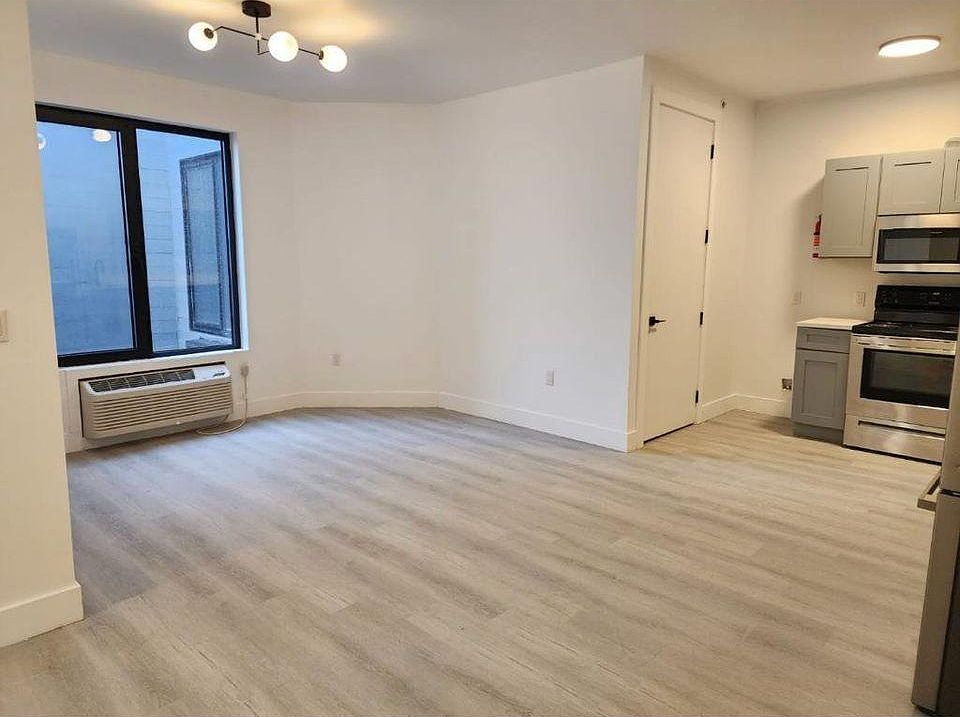 2nd image of 915 E Jersey St #1