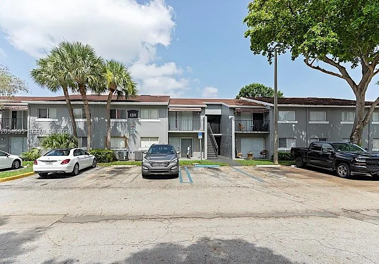 1201 Lake Victoria Dr #V — Photo 1