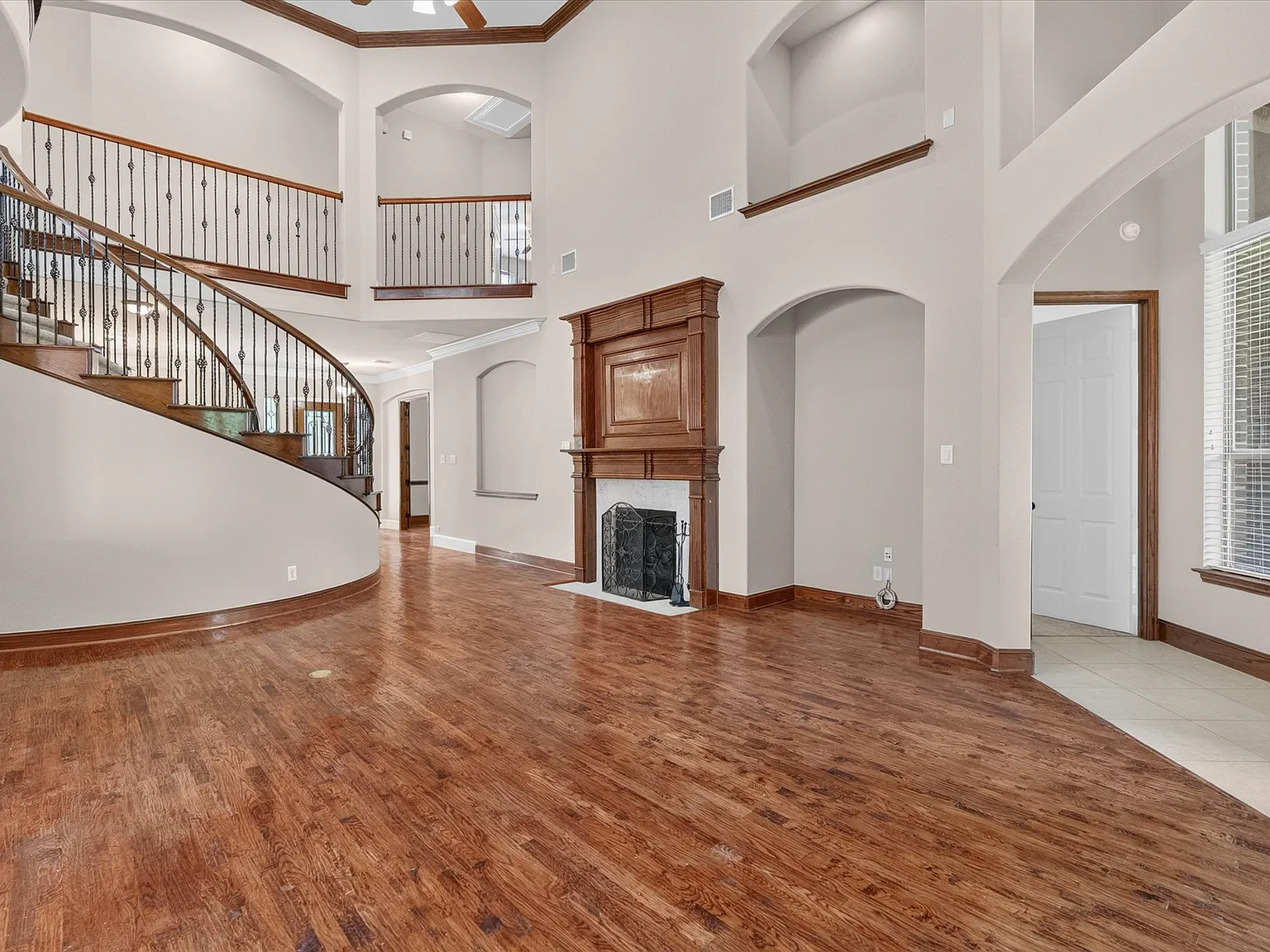 6 bed, 4523 sqft, $5,500 — Photo 1
