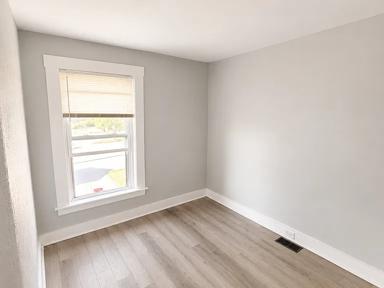210 Center St — Photo 16