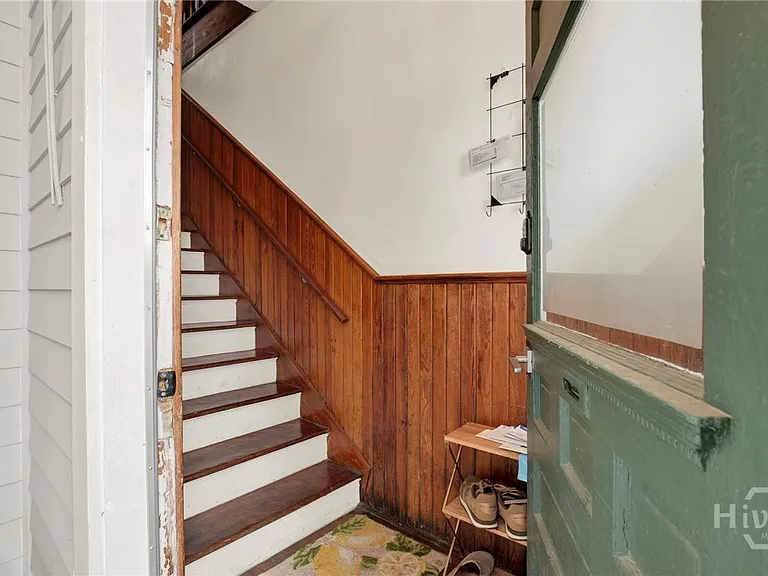 114 W Waldburg St — Photo 8