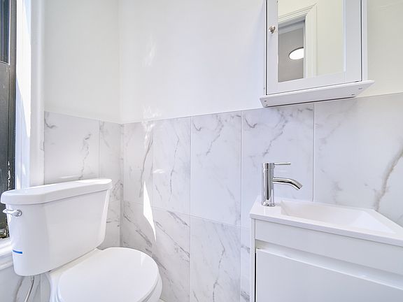2nd image of 153 Norfolk St APT 5D
