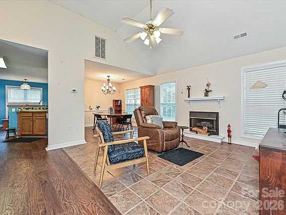 3rd image of 2814 Rosemeade Dr