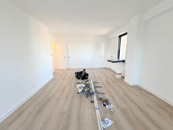 399 East 72nd Street image 11 of 13