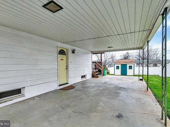 3rd image of 821 Gunnison Rd