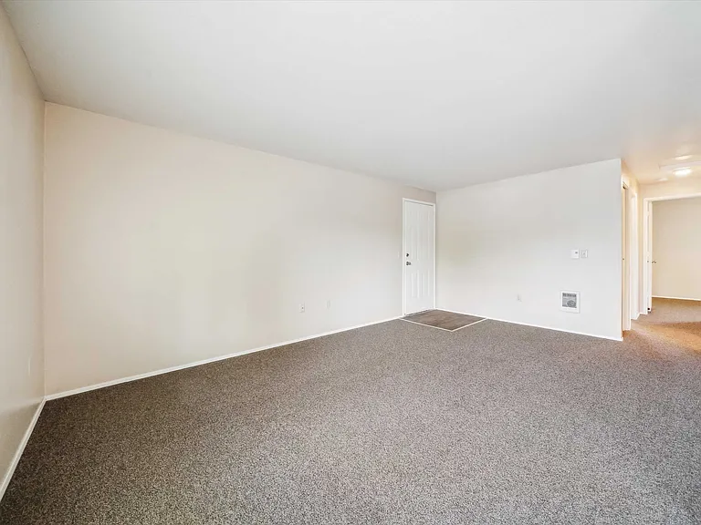 Bristol Court Apartments — Photo 6