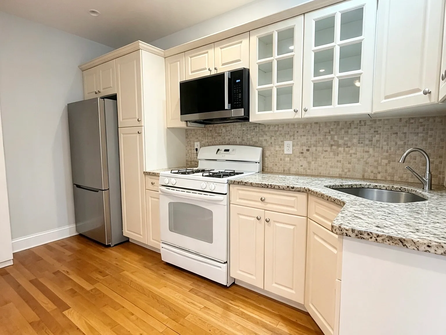 3 bed, 850 sqft, $2,800 — Photo 1