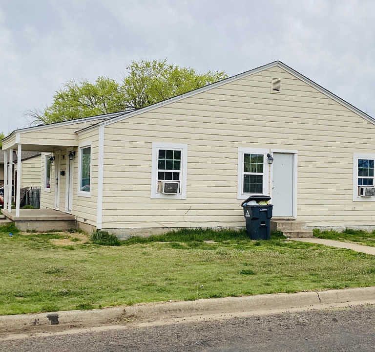 2nd image of 909 N Spring St