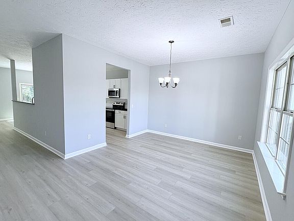 4th image of 18 Forest Ridge Ln