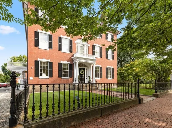 324 Essex St #3, Salem, MA 01970