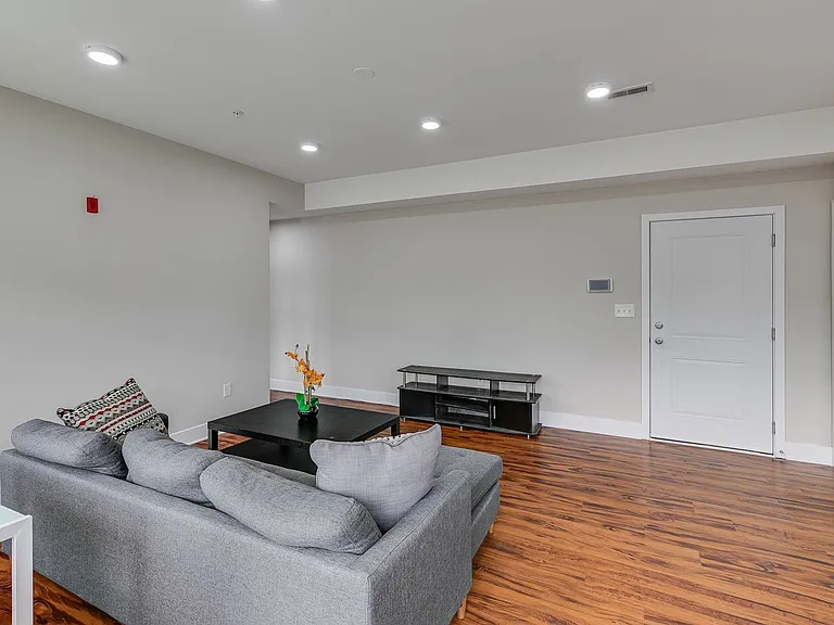 549 Armstrong St #302 — Photo 9
